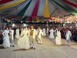 Primeira noite da Semana Farroupilha é marcada por homenagens e apresentação do Grupo Cultural Os Araganos