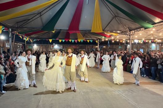 Primeira noite da Semana Farroupilha é marcada por homenagens e apresentação do Grupo C...
