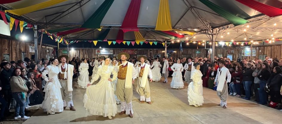 Primeira noite da Semana Farroupilha é marcada por homenagens e apresentação do Grupo Cultural Os Araganos