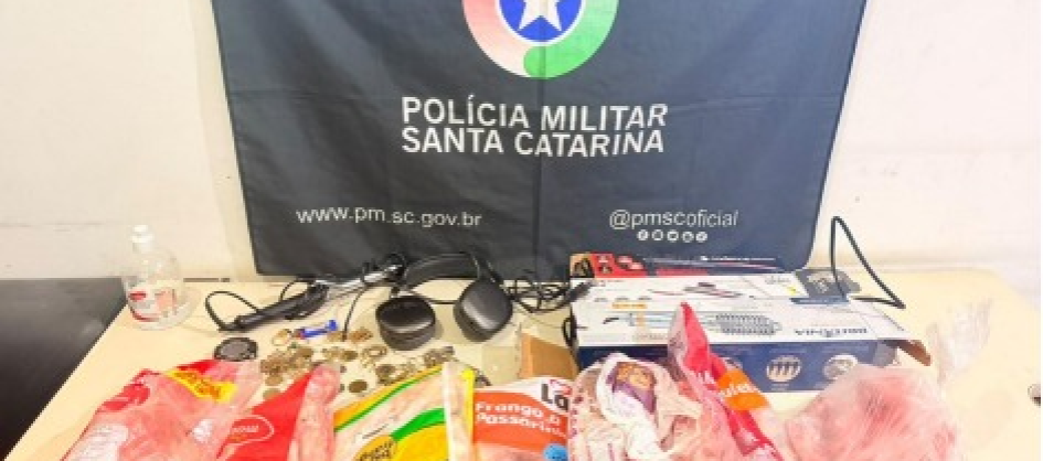 Homem é detido com objetos furtados após ser abordado vendendo carne congelada em Araranguá