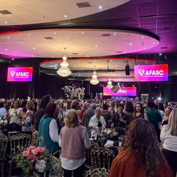 Afasc reúne 2 mil participantes do Clube de Mães em baile inspirado no crochê