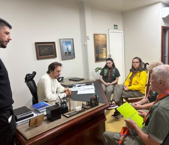 Escoteiros entregam moção ao prefeito