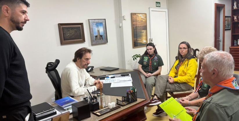 Escoteiros entregam moção ao prefeito