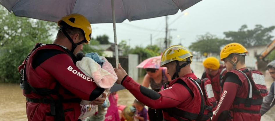 Bombeiros mobilizam equipes para atender alagamentos em Cri...