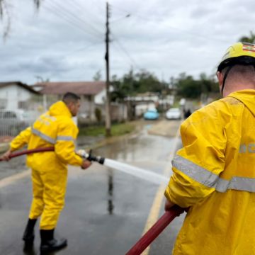 Bombeiros atuam na limpeza de áreas afetadas pelas chuvas em Criciúma