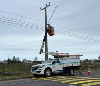 Ampliação de fase e nova iluminação: 10 braços de luminárias são instalados no bairro Santa Helena