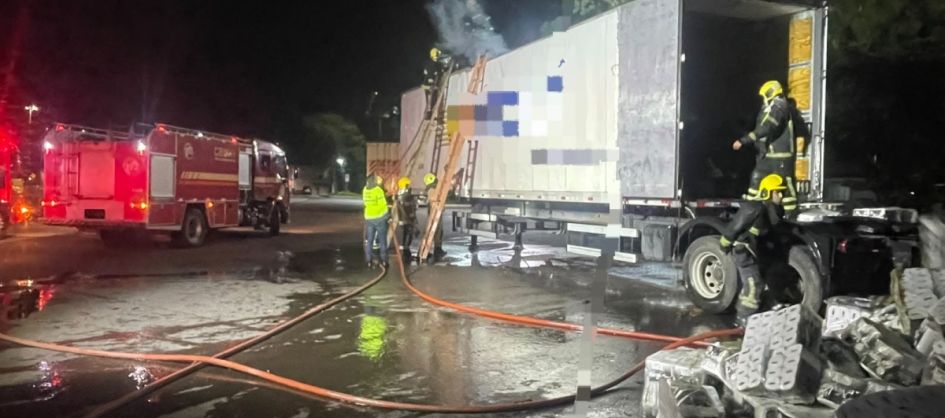 Incêndio em carreta mobiliza bombeiros na divisa entre SC e RS