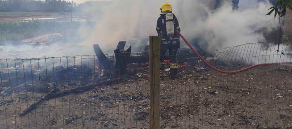 Incêndio atinge residência em Jacinto Machado nesta segun...