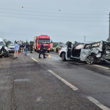 Motorista de 53 anos fica gravemente ferido em acidente na BR-101, em Araranguá