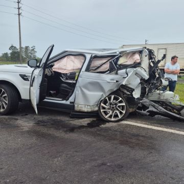Motorista de 53 anos fica gravemente ferido em acidente na BR-101, em Araranguá