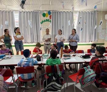 Maracajá entrega 1,5 mil kits educativos em comemoração ao Dia das Crianças