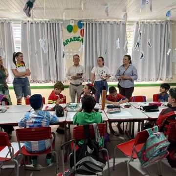 Maracajá entrega 1,5 mil kits educativos em comemoração ao Dia das Crianças