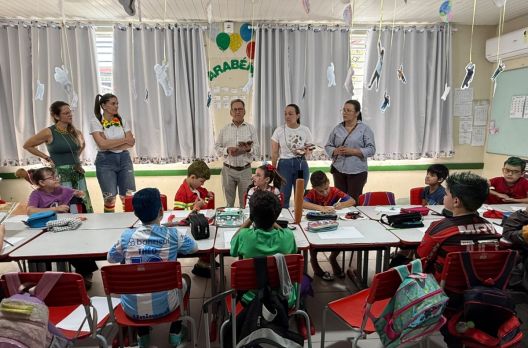 Maracajá entrega 1,5 mil kits educativos em comemoração ao Dia das Crianças