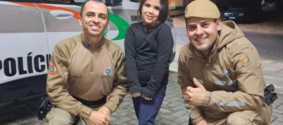 Policiais militares salvam criança de cinco anos vítima d...