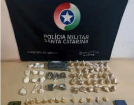 Polícia Militar apreende mais de 1,9 kg de drogas em casa no bairro Jardim Cibeli, em Ara...