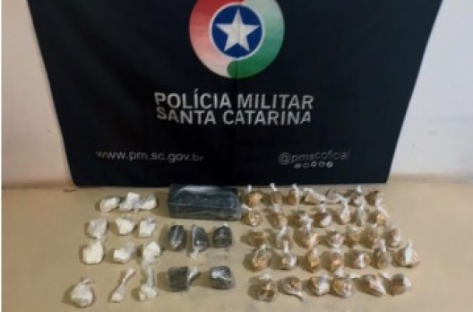 Polícia Militar apreende mais de 1,9 kg de drogas em casa no bairro Jardim Cibeli, em Ara...