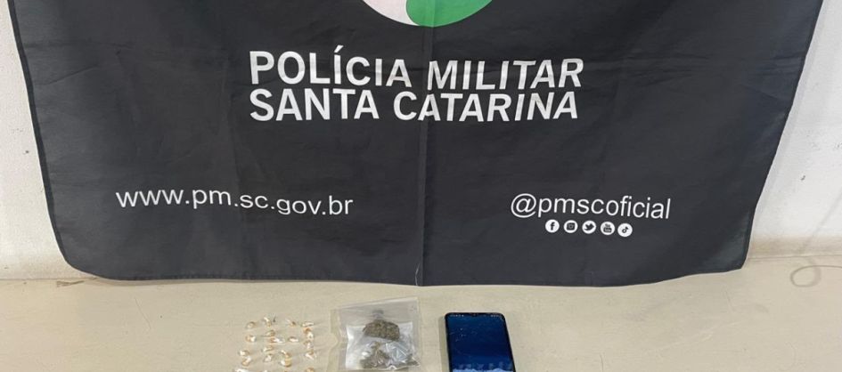 Homem é preso por tráfico de drogas após perseguição p...