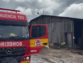 Incêndio atinge estufa de fumo no bairro Parque Alvorada, em Araranguá