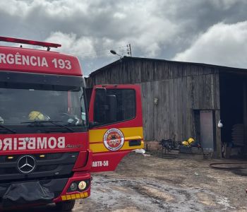 Incêndio atinge estufa de fumo no bairro Parque Alvorada, em Araranguá