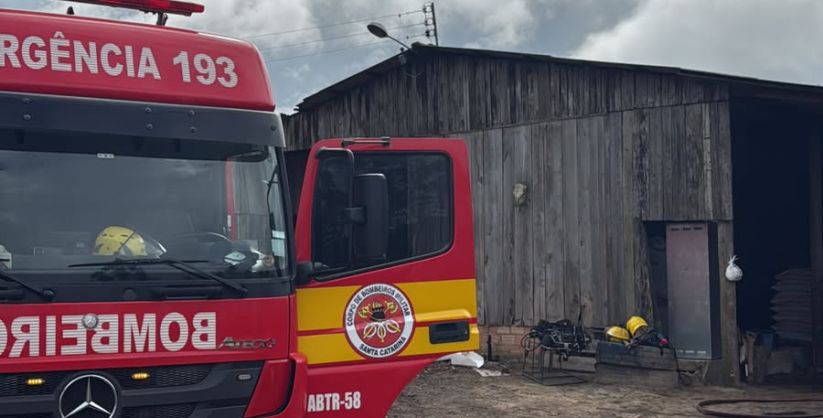 Incêndio atinge estufa de fumo no bairro Parque Alvorada, em Araranguá