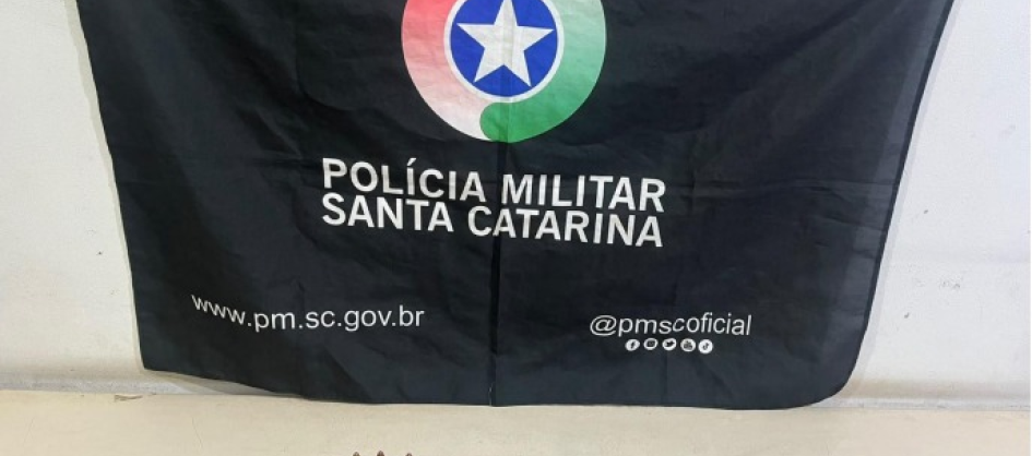 Homem é preso após perseguição policial e apreensão de...