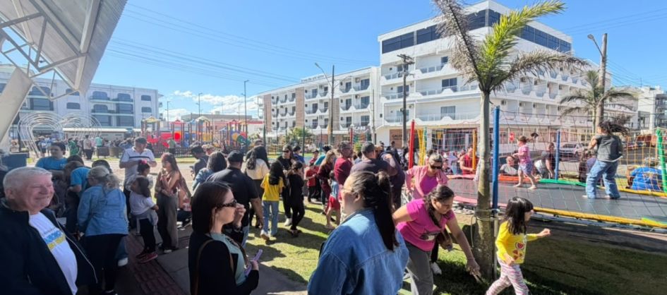 Sábado Cultural reúne famílias na Praça Central em Baln...