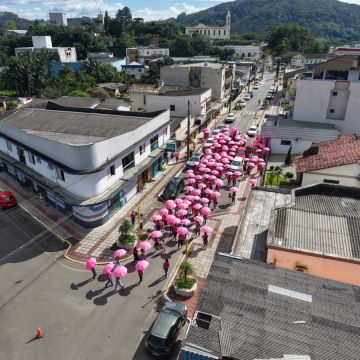 Meleiro reúne mais de 100 mulheres em caminhada do Outubro Rosa e anuncia evento com Laine Valgas