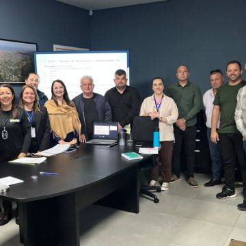 Equipe técnica da Secretaria de Desenvolvimento Social apresenta serviços realizados em reunião com vereadores