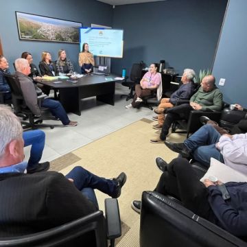 Equipe técnica da Secretaria de Desenvolvimento Social apresenta serviços realizados em reunião com vereadores