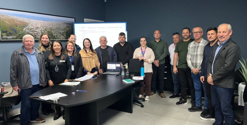 Equipe técnica da Secretaria de Desenvolvimento Social apresenta serviços realizados em reunião com vereadores