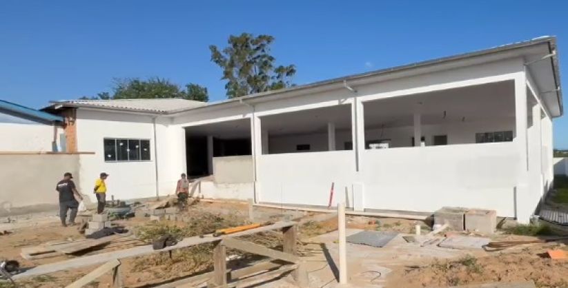 Prefeito acompanha avanço das obras na E.E.F. Lagoão, em Araranguá