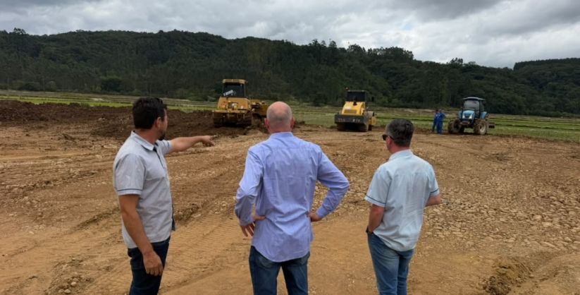 Meleiro prepara terreno para construção de 12 moradias do programa Casa Catarina