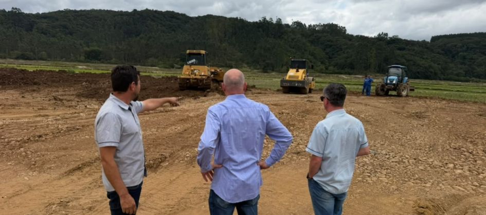 Meleiro prepara terreno para construção de 12 moradias do...