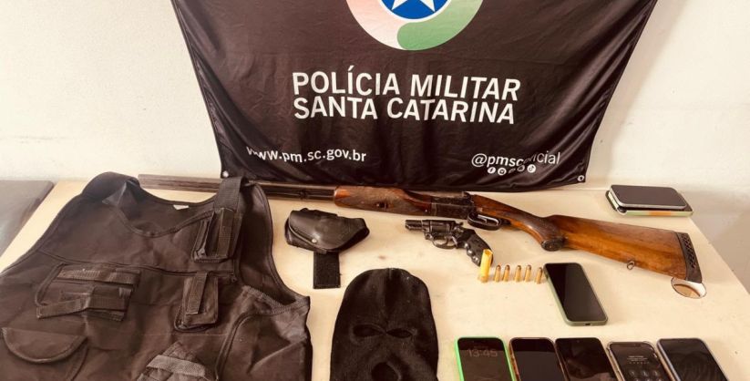 Polícia Militar resgata duas vítimas de agressões e apreende armas de fogo em propriedade rural