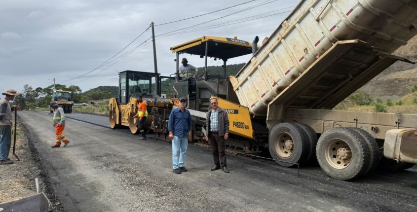 Prefeito de Maracajá acompanha fase final da pavimentação da Rodovia Angelino Acordi