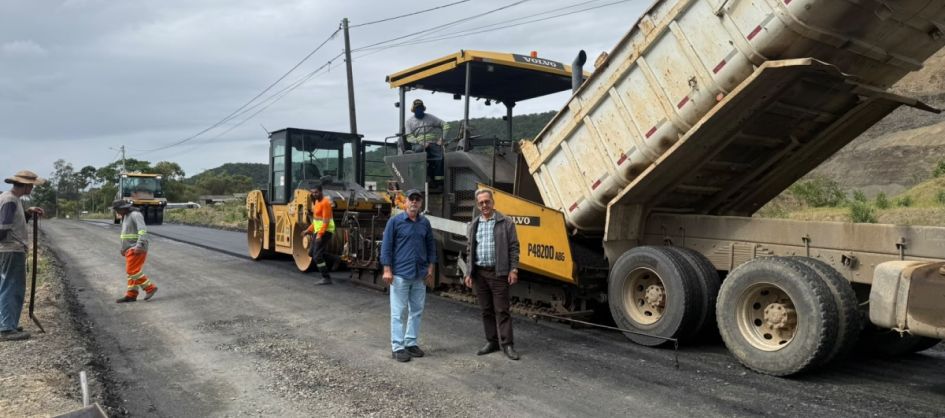 Prefeito de Maracajá acompanha fase final da pavimentaçã...