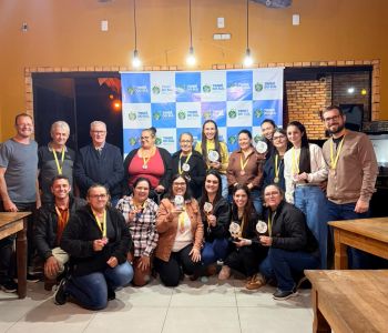 Entre canastras e boas conversas, Outubro Rosa reúne mulheres em Timbé do Sul