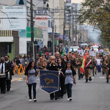 Mais de 4.500 pessoas desfilaram em Araranguá