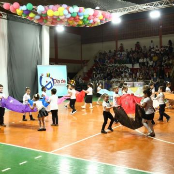 Mais de 300 crianças e jovens se apresentam no Dia de Espetáculo em Forquilhinha