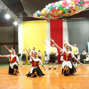 Mais de 300 crianças e jovens se apresentam no Dia de Espetáculo em Forquilhinha
