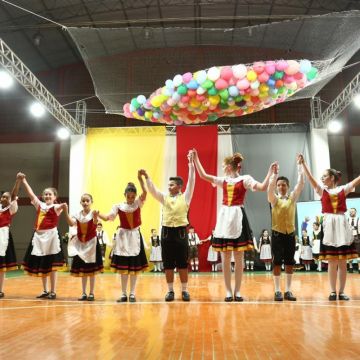 Mais de 300 crianças e jovens se apresentam no Dia de Espetáculo em Forquilhinha