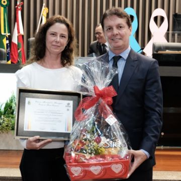 Vereadores homenageiam profissionais da saúde do município