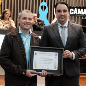 Vereadores homenageiam profissionais da saúde do município