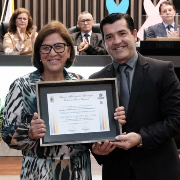 Vereadores homenageiam profissionais da saúde do município