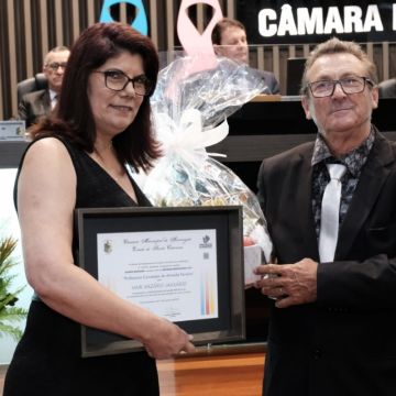 Vereadores homenageiam profissionais da saúde do município