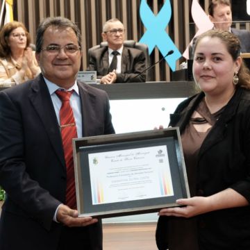Vereadores homenageiam profissionais da saúde do município