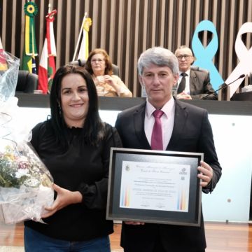 Vereadores homenageiam profissionais da saúde do município