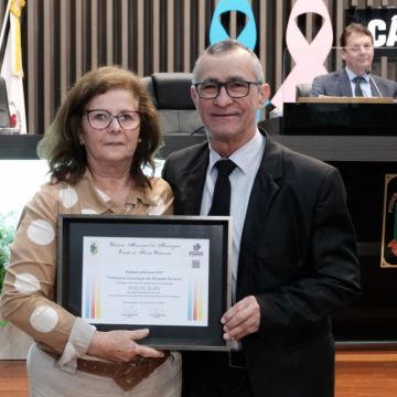 Vereadores homenageiam profissionais da saúde do município