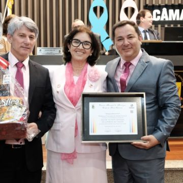 Vereadores homenageiam profissionais da saúde do município