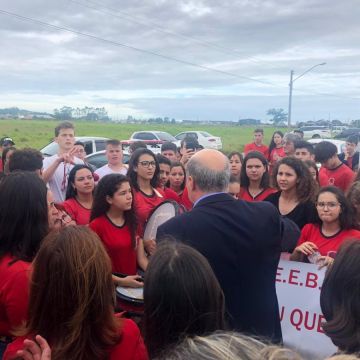 Governador anuncia obra de R$ 15 milhões sob manifestação de estudantes do Maria Garcia Pessi